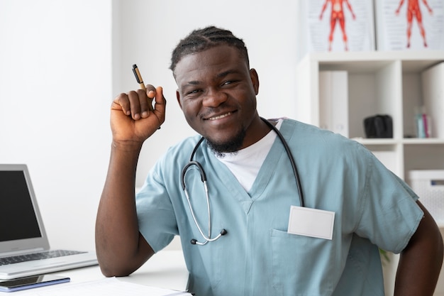 Photo infirmière noire à leur espace de travail