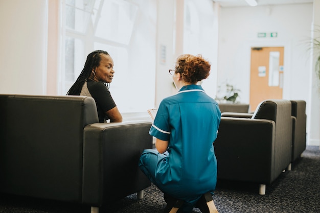 Infirmière parlant à un patient dans la salle d&#39;attente