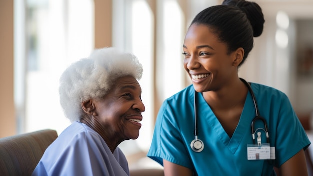 Une infirmière parle à un patient âgé