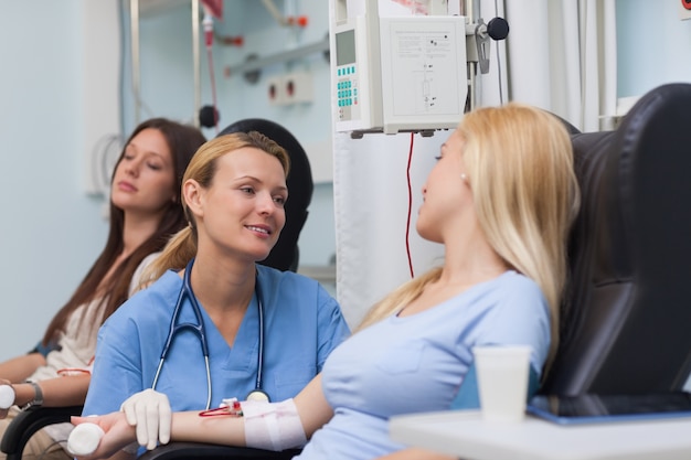 Infirmière parle à un patient