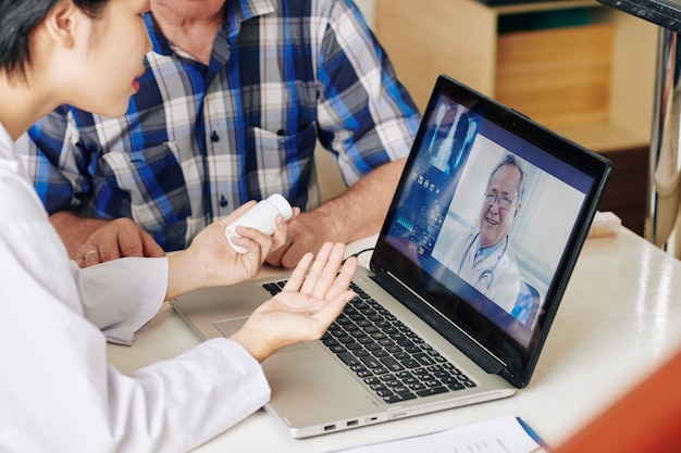 Infirmière et patient médecin généraliste par vidéoconférence