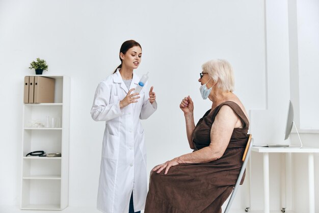 L'infirmière et le patient s'amusent avec une photo de haute qualité.