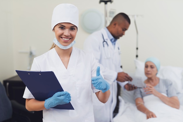 Une infirmière pose contre les antécédents du patient.