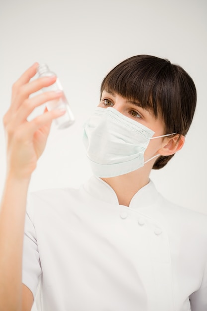 Infirmière en regardant une bouteille