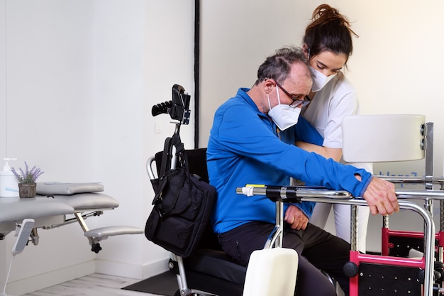 Photo infirmière soignante, tenant la main du patient, soutien patient handicapé assis sur un fauteuil roulant à l'hôpital, jeune médecin soignant aide un patient paralysé.