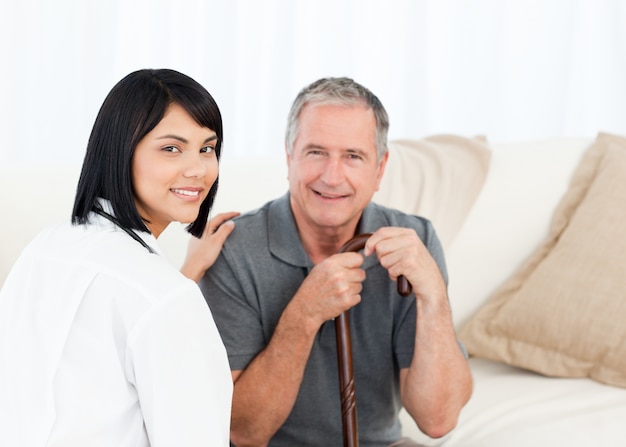 Infirmière avec son patient en regardant la caméra