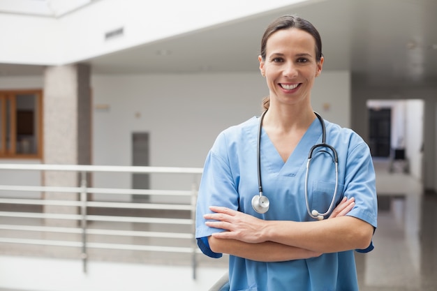 Infirmière souriante avec les bras croisés