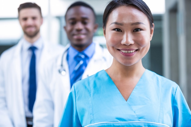 Infirmière souriante à l'hôpital