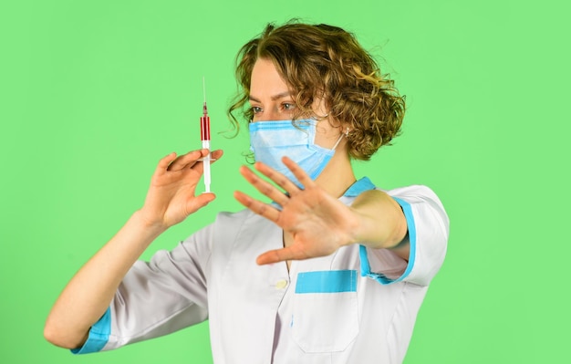 Infirmière avec stéthoscope chercheur tenant un vaccin contre la grippe Le médecin utilise une seringue avec une aiguille de vaccination pour la médecine du bébé injection de dose de flacon injection médicale dans la main arrêter l'épidémie de coronavirus