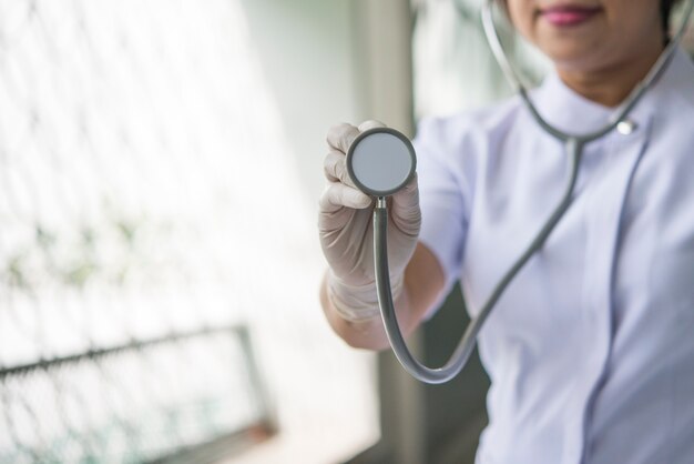 Infirmière avec un stéthoscope dans les mains