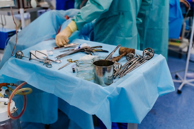 Infirmière tenant un instrument chirurgical