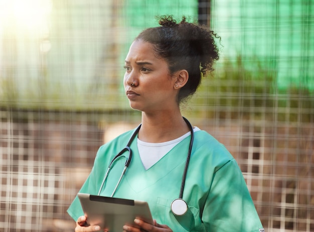 Infirmière vétérinaire de femme de soins de santé en plein air avec tablette et stéthoscope pour inspection ou pour vérifier les dossiers médicaux Vétérinaire vétérinaire ou médecin en uniforme utilisant la technologie pour la recherche ou le calendrier