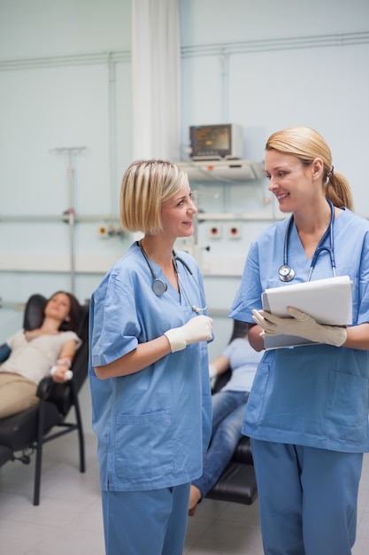 Les infirmières parlent et sourient