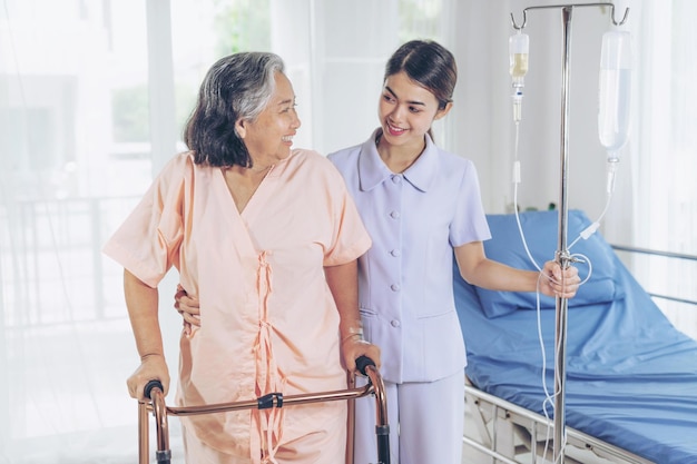 Les infirmières sont bien prises en charge des patients âgés dans les lits d'hôpital les patients ressentent le bonheur concept médical et de soins de santé