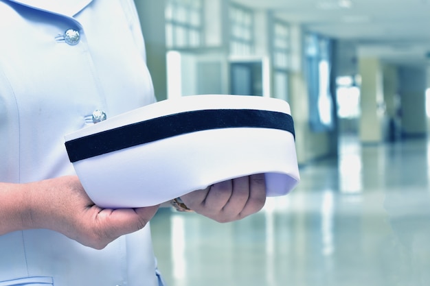 Les infirmières tiennent un bonnet de soins infirmiers. Concept d&#39;uniforme de soins infirmiers