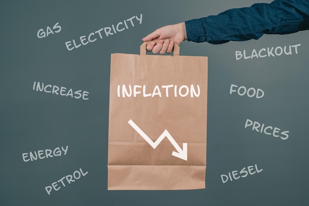 Inflation et crash financier, homme tenant un sac à provisions vide, développement économique