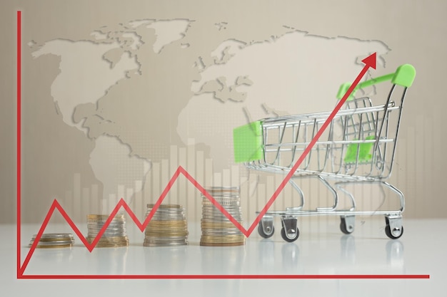 Inflation de la crise mondiale et hausse des prix Petit panier avec pièces empilées et graphique de croissance Concept de hausse des coûts mondiaux Panier et flèche rouge pointant vers le haut