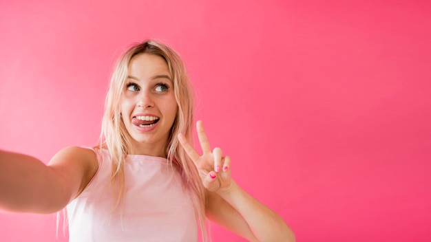 Influence blonde prenant un selfie