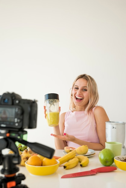 Photo influenceur blond enregistrant des aliments nutritifs