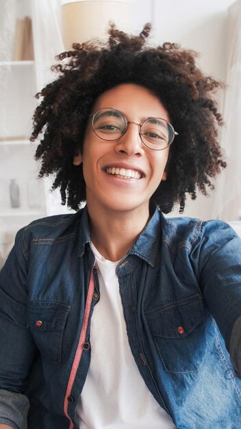 Influenceur de visage heureux selfie souriant beau mec