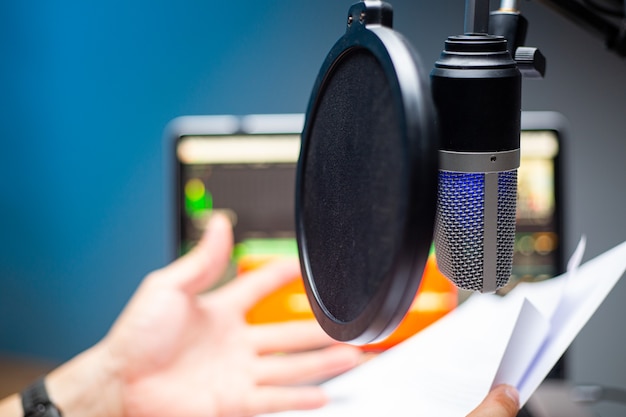 Les influenceurs asiatiques utilisent un microphone pour les podcasts et enregistrent le son pour télécharger le fichier sur le système. Enregistrement en direct. Parler en ligne avec la diffusion audio mobile.Studio.