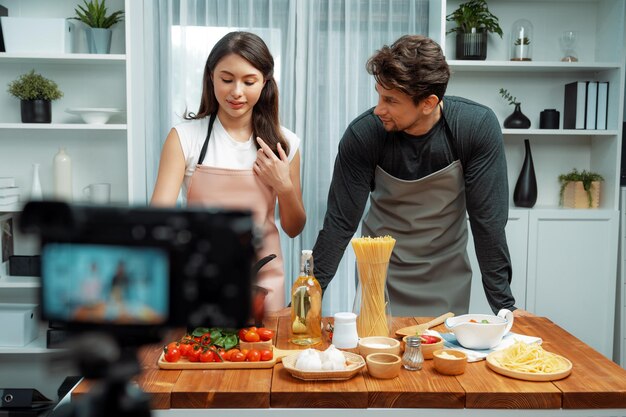 Photo influenceurs sur l'émission de cuisine présentant l'ingrédient du postulat du plat de spaghettis