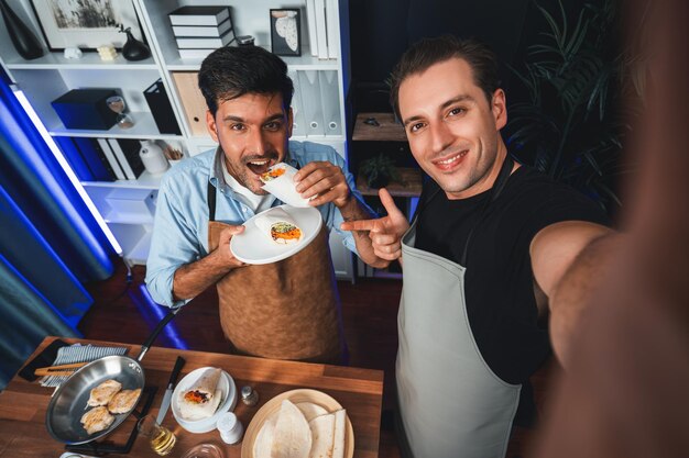 Des influenceurs présentant de la poudre de rouleau de salade en selfie avec un smartphone Sellable