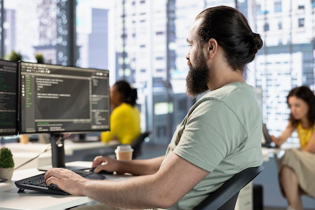 Informaticien de test et de débogage de logiciels d'entreprise