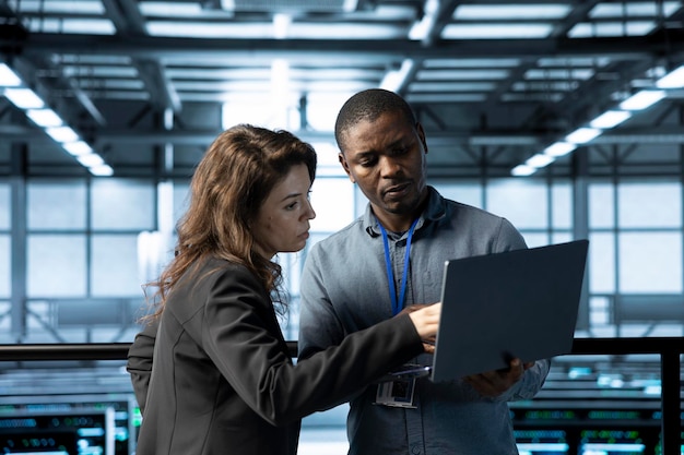 Les informaticiens des centres de données utilisent des ordinateurs portables intégrant des technologies vertes
