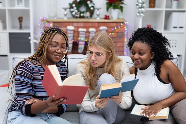 Photo information drôle qu'un étudiant a lu dans un livre femmes africaines et une femme européenne