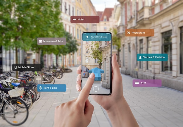 Informations touristiques et panneaux de signalisation sur smartphone entre les mains des touristes Le concept d'utilisation des applications et de la technologie de réalité augmentée dans le tourisme