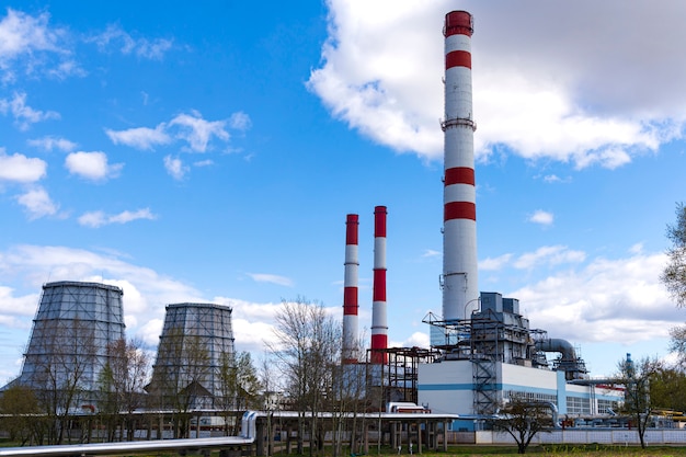 Infrastructure de l'usine chimique avec le ciel bleu en arrière-plan