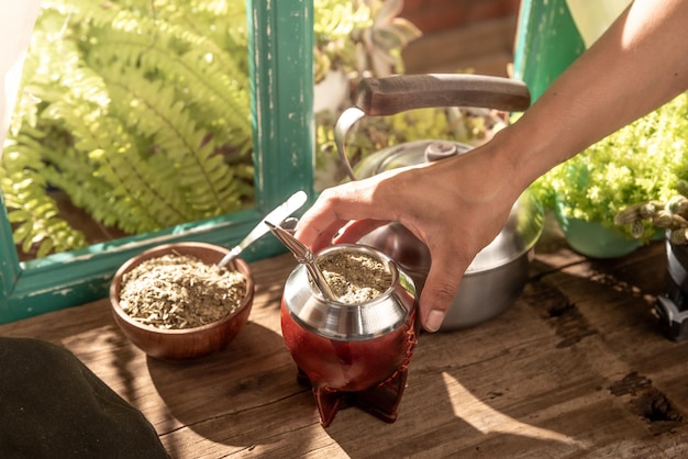 infusion de yerba mate argentine traditionnelle avec de l'eau chaude