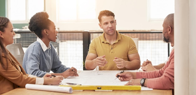 Photo l'ingénierie de l'architecture et les gens d'affaires se réunissent pour planifier la discussion et la conception du bâtiment équipe de construction de collaboration et hommes et femmes parlant avec le plan d'étage et les documents