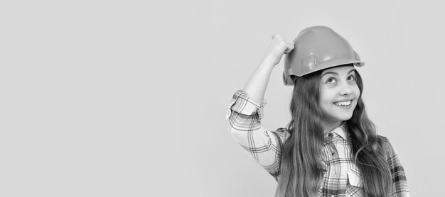 Ingénieur adolescent fille drôle adolescente en casque et chemise à carreaux construire enfant en casque