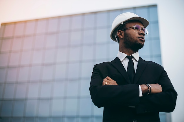 Ingénieur africain devant un gratte-ciel. Le monde des affaires