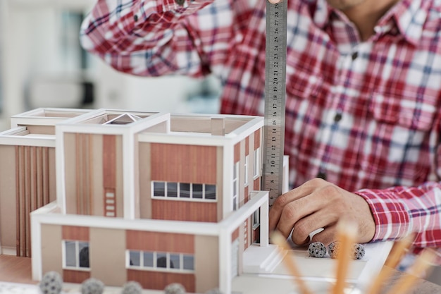 L'ingénieur Architect Design Concept travaille sur le dessin de construction Blueprint et le modèle de maison