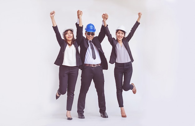 Ingénieur et architecte debout à bras ouverts parmi heureux