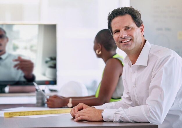 Photo ingénieur architecte et homme lors d'une réunion par appel vidéo virtuel et d'une salle de réunion de bureau pour un séminaire en ligne et un atelier de planification d'entreprise