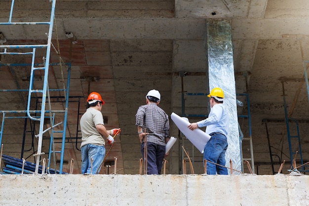 Ingénieur et architecte travaillant sur le chantier