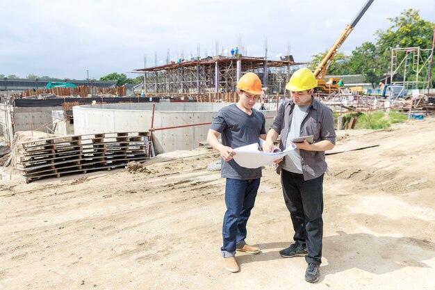 Ingénieur et architecte travaillant sur le chantier