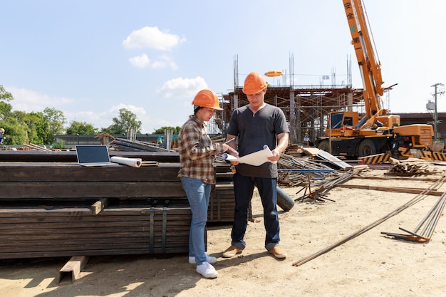 Ingénieur et architecte travaillant sur le chantier