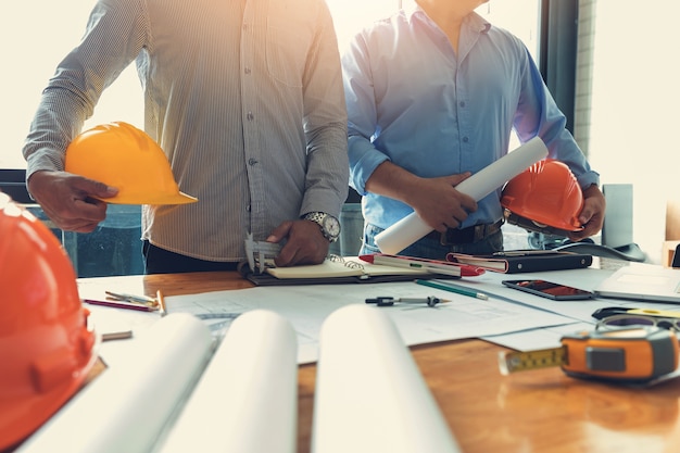 Ingénieur architecte travaillant avec des plans au bureau.