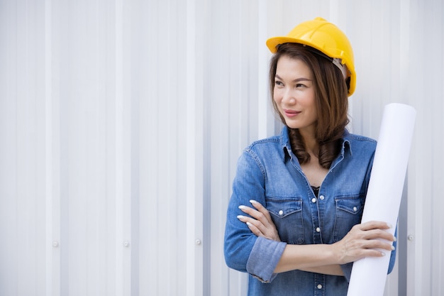 Ingénieur asiatique avec un casque jaune.