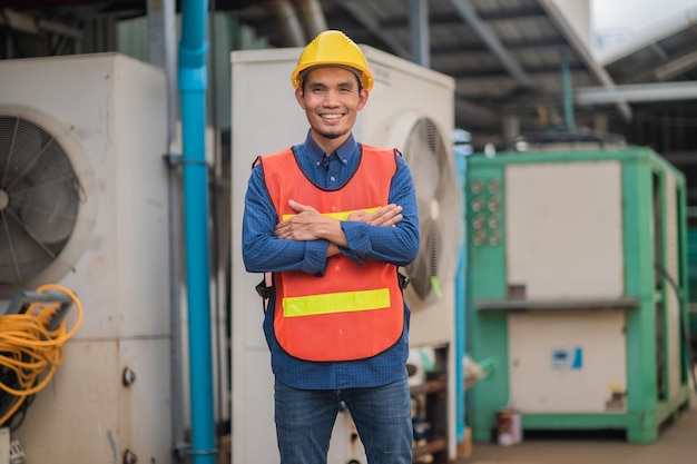 Ingénieur asiatique confiant debout dans l'usine Employé de travailleur asiatique dans le travail de sécurité du casque en usine