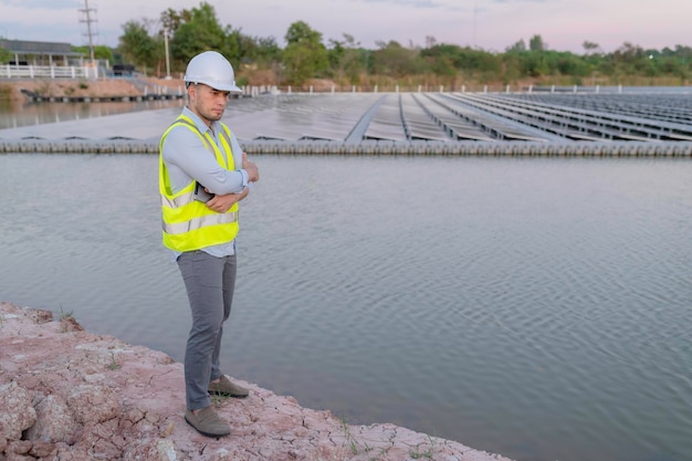 Ingénieur asiatique travaillant à la ferme solaire flottanteÉnergie renouvelableTechnicien et investisseur panneaux solaires vérifiant les panneaux à l'installation d'énergie solaire