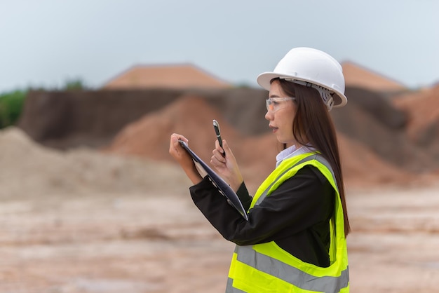 Ingénieur asiatique travaillant sur le site d'un grand projet de constructionThaïlandaisFaire des heures supplémentaires sur le chantier de construction