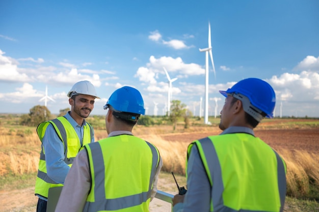 Ingénieur asiatique travaillant sur le terrain en plein air. Les travailleurs vérifient et inspectent la construction et la machine arou