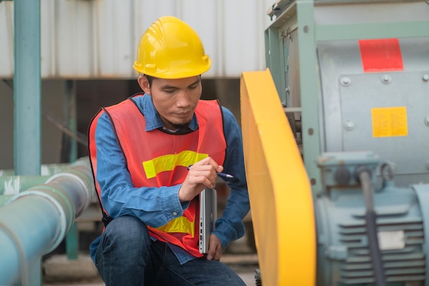 Ingénieur asiatique travailleur indonésien travaillant dans une usine de métal lourd Technicien Ouvrier Philippines en Asie vérifiant la machine de maintenance dans la fabrication industrielle