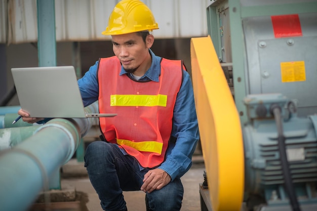 Ingénieur asiatique travailleur indonésien travaillant dans une usine de métal lourd Technicien Ouvrier Philippines en Asie vérifiant la machine de maintenance dans la fabrication industrielle